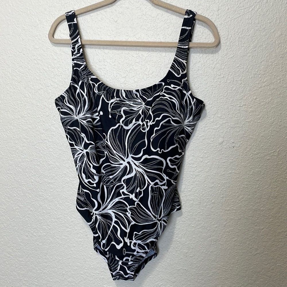Speedo Women’s Black Floral One Piece Swimsuit. Excellent Condition. Size 16.